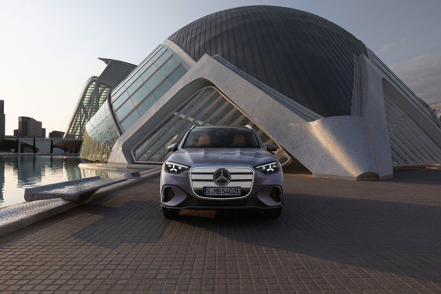 【光る場所が多すぎる】“天井イルミ”×“発光グリル”を採用した新型「GLC」発表。インパネには約1ｍの全面スクリーンを採用…26年発売へ