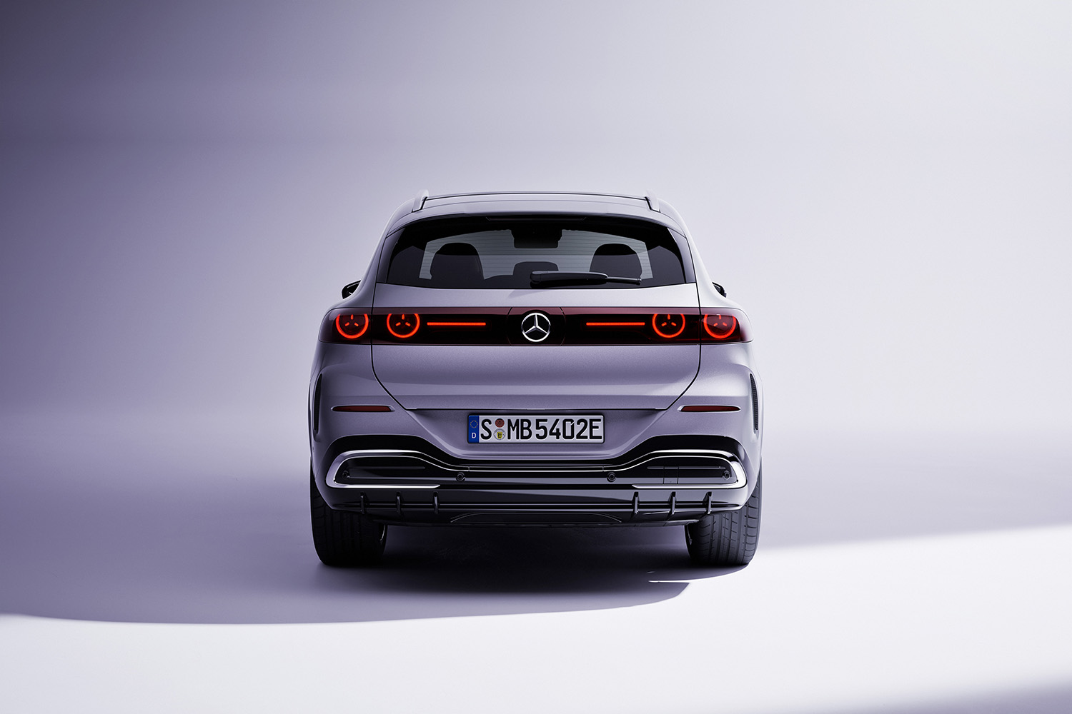 【光る場所が多すぎる】“天井イルミ”×“発光グリル”を採用した新型「GLC」発表。インパネには約1ｍの全面スクリーンを採用…26年発売へ