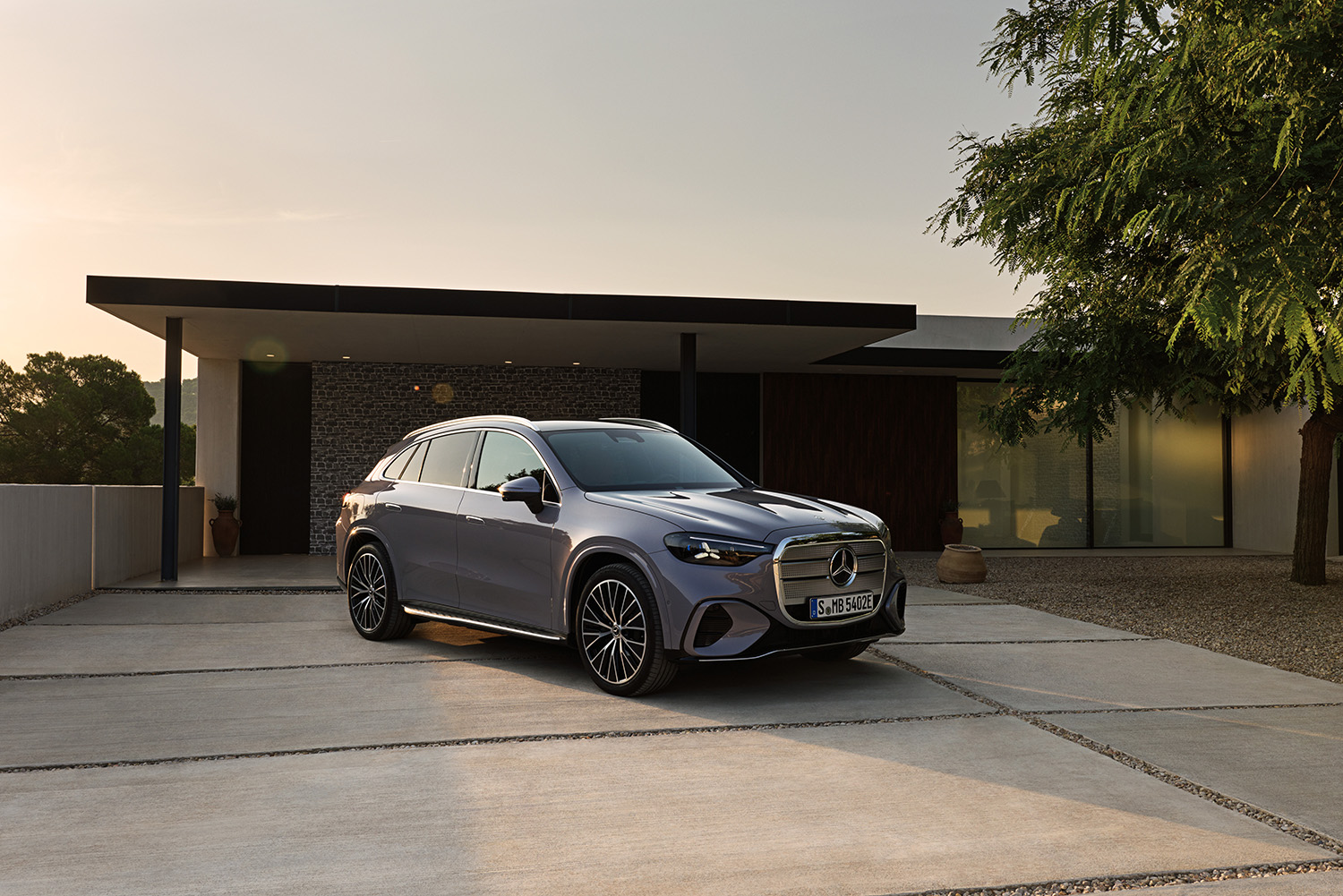 【光る場所が多すぎる】“天井イルミ”×“発光グリル”を採用した新型「GLC」発表。インパネには約1ｍの全面スクリーンを採用…26年発売へ