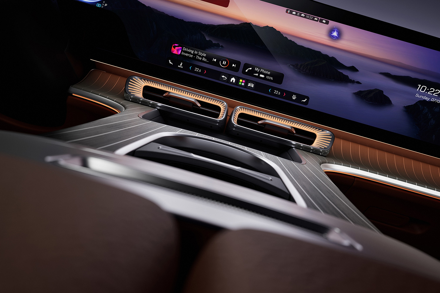 【光る場所が多すぎる】“天井イルミ”×“発光グリル”を採用した新型「GLC」発表。インパネには約1ｍの全面スクリーンを採用…26年発売へ