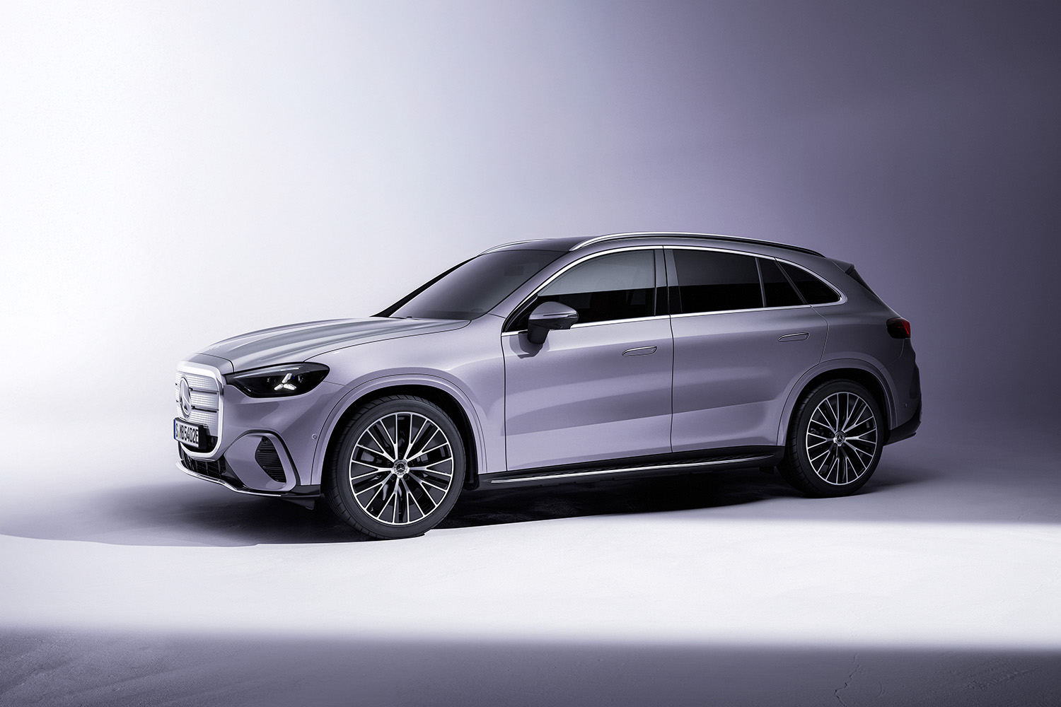 【光る場所が多すぎる】“天井イルミ”×“発光グリル”を採用した新型「GLC」発表。インパネには約1ｍの全面スクリーンを採用…26年発売へ