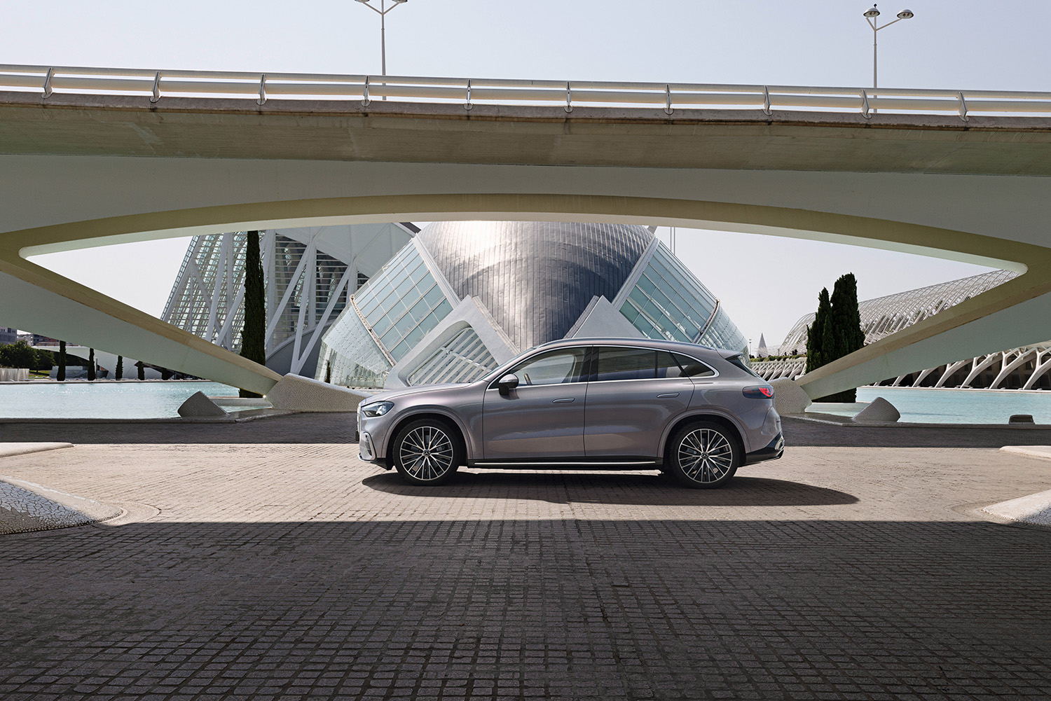 【光る場所が多すぎる】“天井イルミ”×“発光グリル”を採用した新型「GLC」発表。インパネには約1ｍの全面スクリーンを採用…26年発売へ