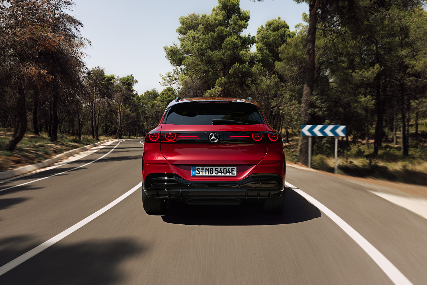 【光る場所が多すぎる】“天井イルミ”×“発光グリル”を採用した新型「GLC」発表。インパネには約1ｍの全面スクリーンを採用…26年発売へ