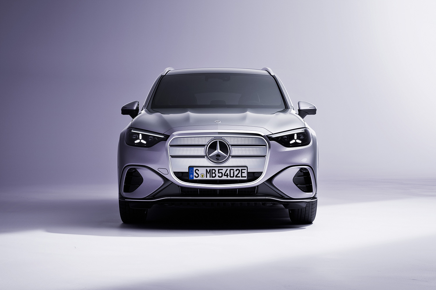 【光る場所が多すぎる】“天井イルミ”×“発光グリル”を採用した新型「GLC」発表。インパネには約1ｍの全面スクリーンを採用…26年発売へ