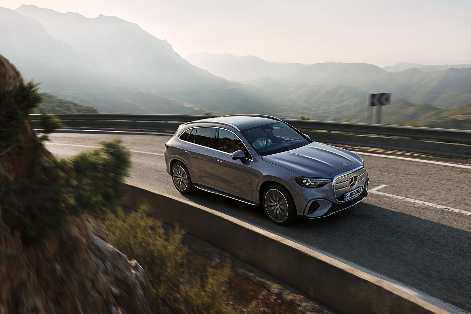 【光る場所が多すぎる】“天井イルミ”×“発光グリル”を採用した新型「GLC」発表。インパネには約1ｍの全面スクリーンを採用…26年発売へ