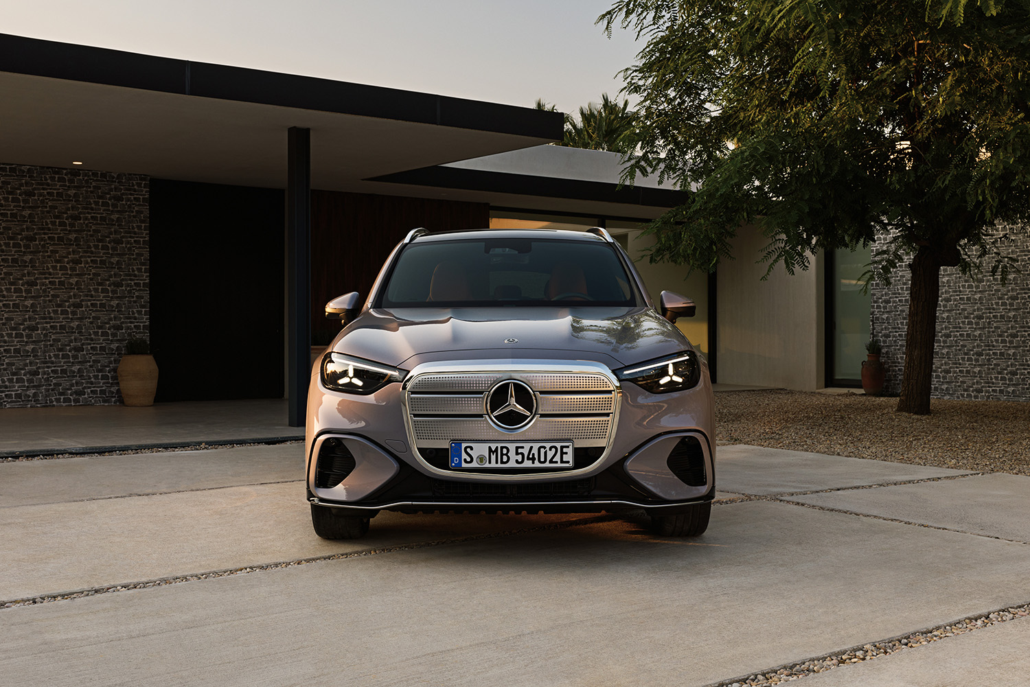 【光る場所が多すぎる】“天井イルミ”×“発光グリル”を採用した新型「GLC」発表。インパネには約1ｍの全面スクリーンを採用…26年発売へ