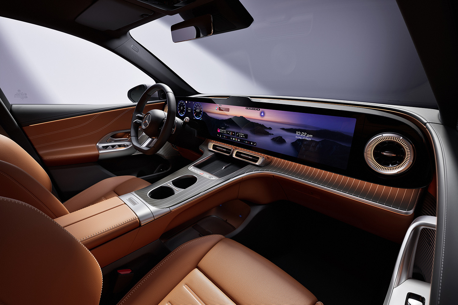 【光る場所が多すぎる】“天井イルミ”×“発光グリル”を採用した新型「GLC」発表。インパネには約1ｍの全面スクリーンを採用…26年発売へ