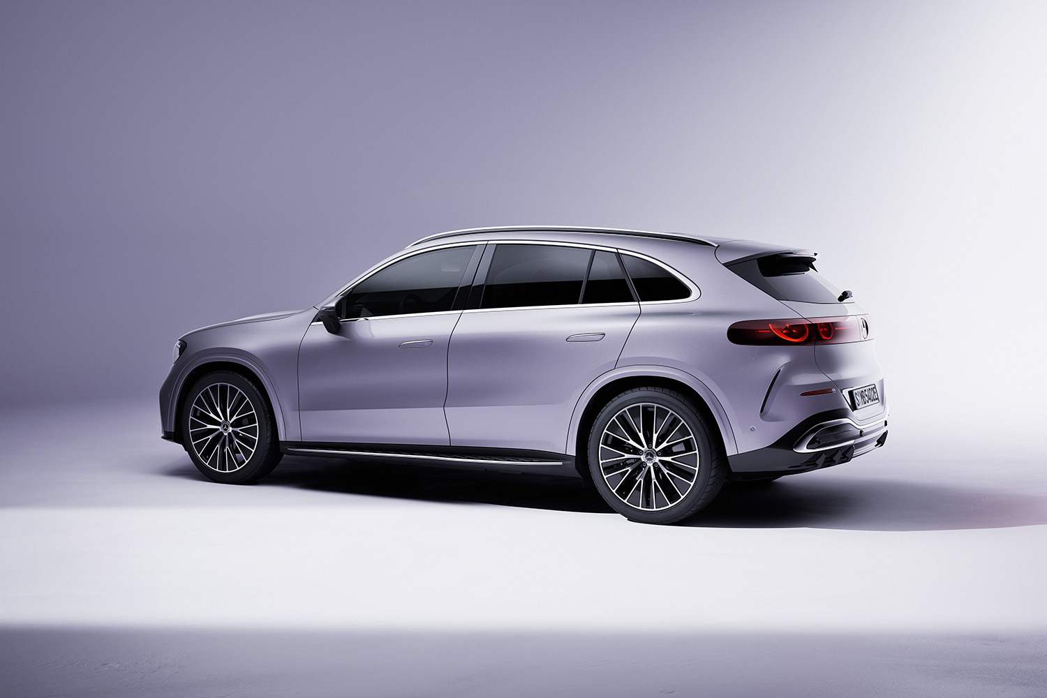 【光る場所が多すぎる】“天井イルミ”×“発光グリル”を採用した新型「GLC」発表。インパネには約1ｍの全面スクリーンを採用…26年発売へ