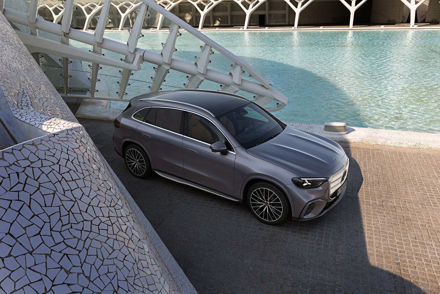 【光る場所が多すぎる】“天井イルミ”×“発光グリル”を採用した新型「GLC」発表。インパネには約1ｍの全面スクリーンを採用…26年発売へ