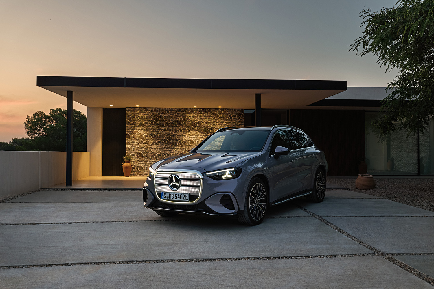 【光る場所が多すぎる】“天井イルミ”×“発光グリル”を採用した新型「GLC」発表。インパネには約1ｍの全面スクリーンを採用…26年発売へ