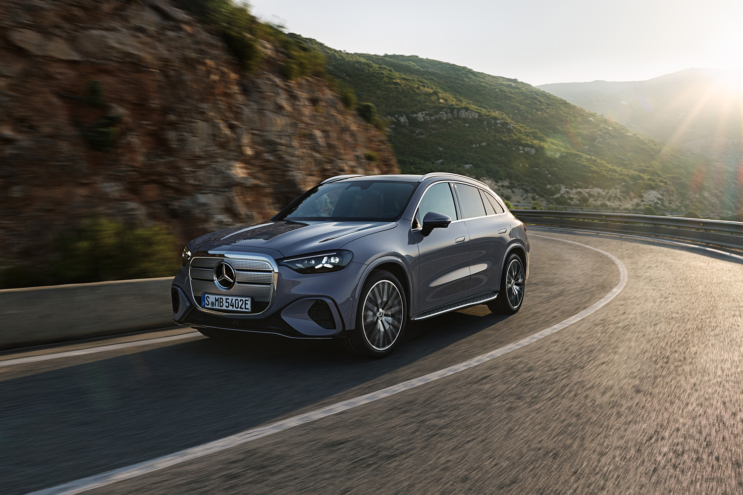 【光る場所が多すぎる】“天井イルミ”×“発光グリル”を採用した新型「GLC」発表。インパネには約1ｍの全面スクリーンを採用…26年発売へ