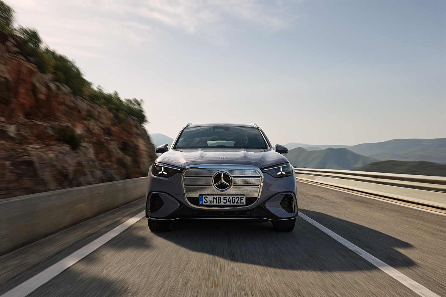 【光る場所が多すぎる】“天井イルミ”×“発光グリル”を採用した新型「GLC」発表。インパネには約1ｍの全面スクリーンを採用…26年発売へ