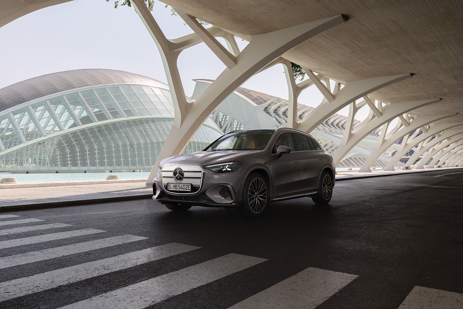 【光る場所が多すぎる】“天井イルミ”×“発光グリル”を採用した新型「GLC」発表。インパネには約1ｍの全面スクリーンを採用…26年発売へ