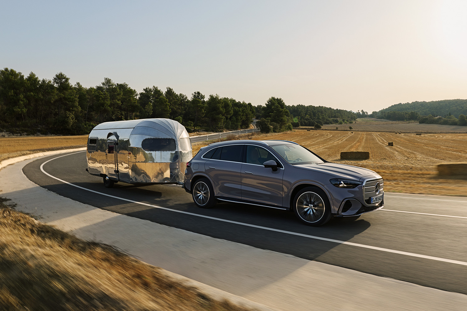 【光る場所が多すぎる】“天井イルミ”×“発光グリル”を採用した新型「GLC」発表。インパネには約1ｍの全面スクリーンを採用…26年発売へ