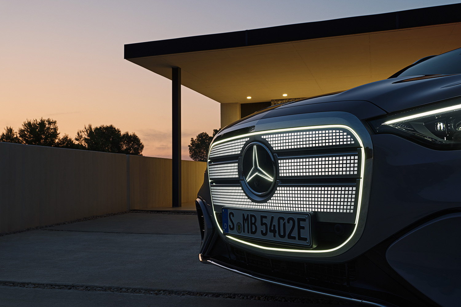 【光る場所が多すぎる】“天井イルミ”×“発光グリル”を採用した新型「GLC」発表。インパネには約1ｍの全面スクリーンを採用…26年発売へ