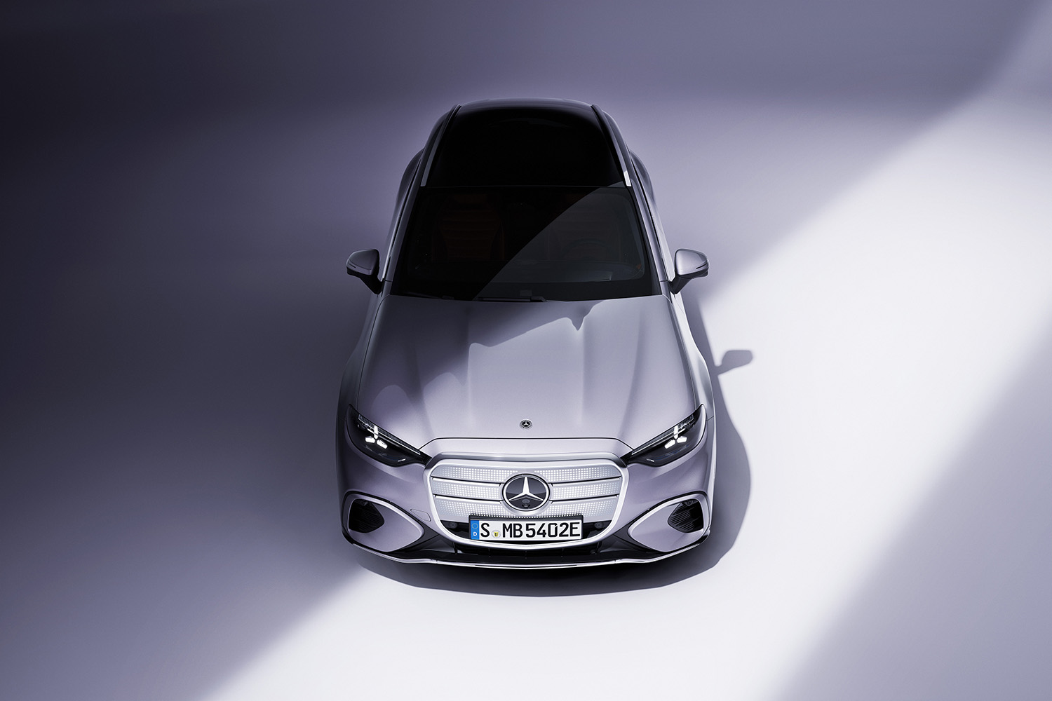 【光る場所が多すぎる】“天井イルミ”×“発光グリル”を採用した新型「GLC」発表。インパネには約1ｍの全面スクリーンを採用…26年発売へ