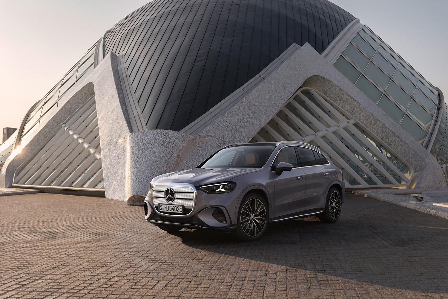 【光る場所が多すぎる】“天井イルミ”×“発光グリル”を採用した新型「GLC」発表。インパネには約1ｍの全面スクリーンを採用…26年発売へ