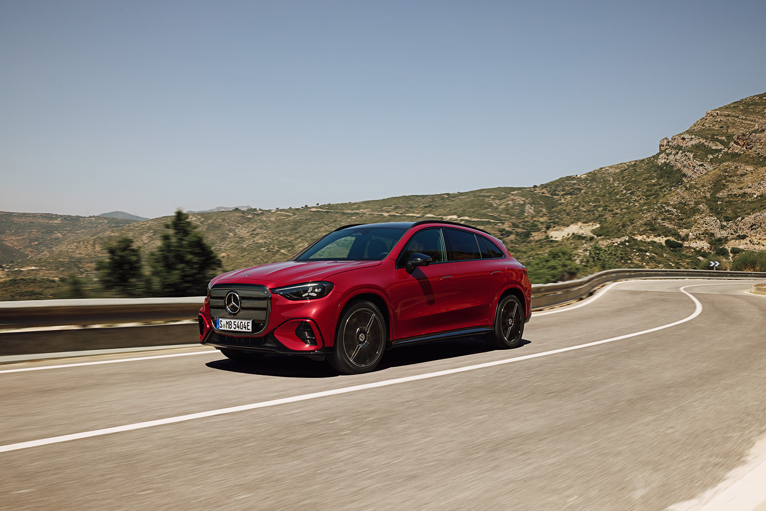 【光る場所が多すぎる】“天井イルミ”×“発光グリル”を採用した新型「GLC」発表。インパネには約1ｍの全面スクリーンを採用…26年発売へ