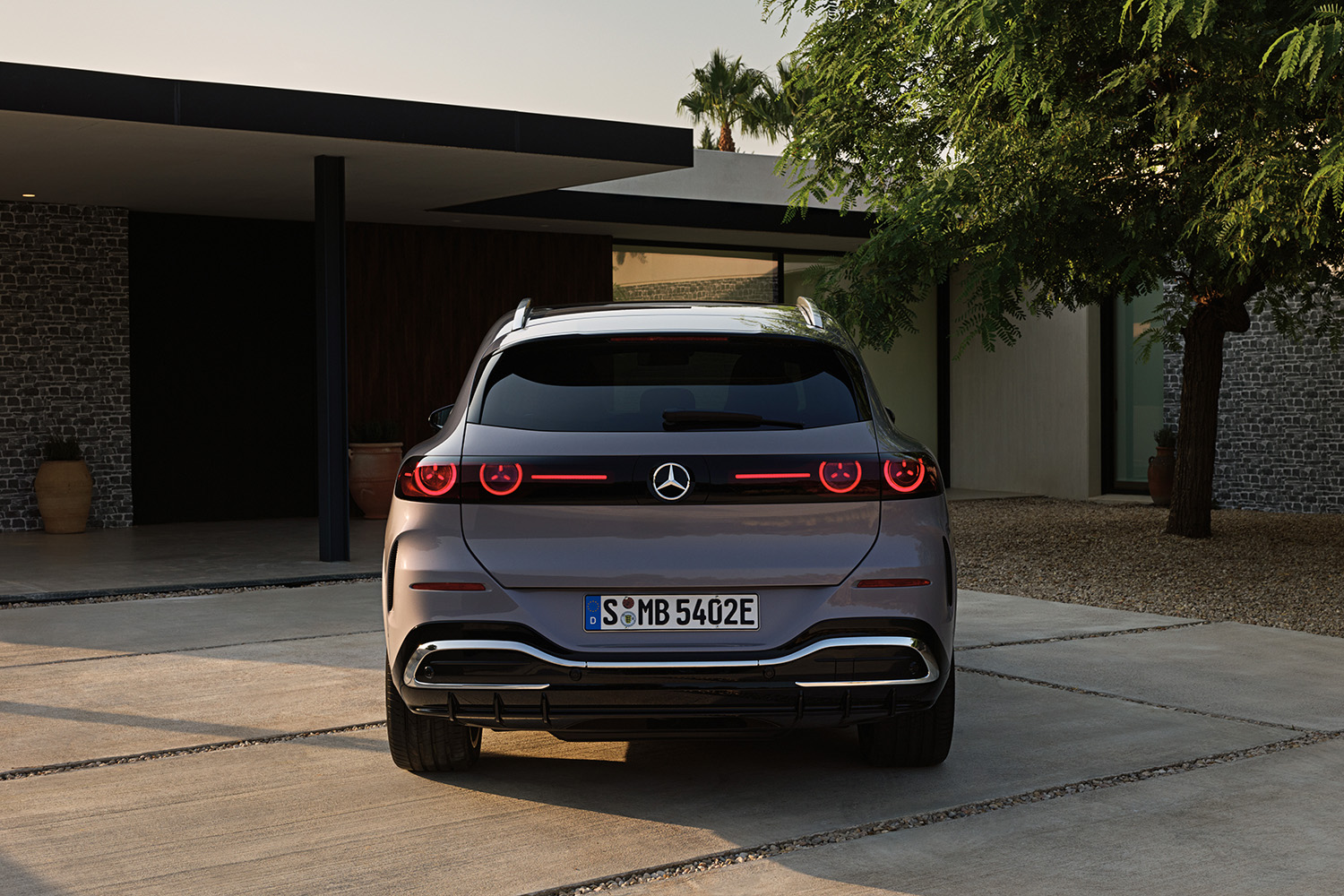 【光る場所が多すぎる】“天井イルミ”×“発光グリル”を採用した新型「GLC」発表。インパネには約1ｍの全面スクリーンを採用…26年発売へ