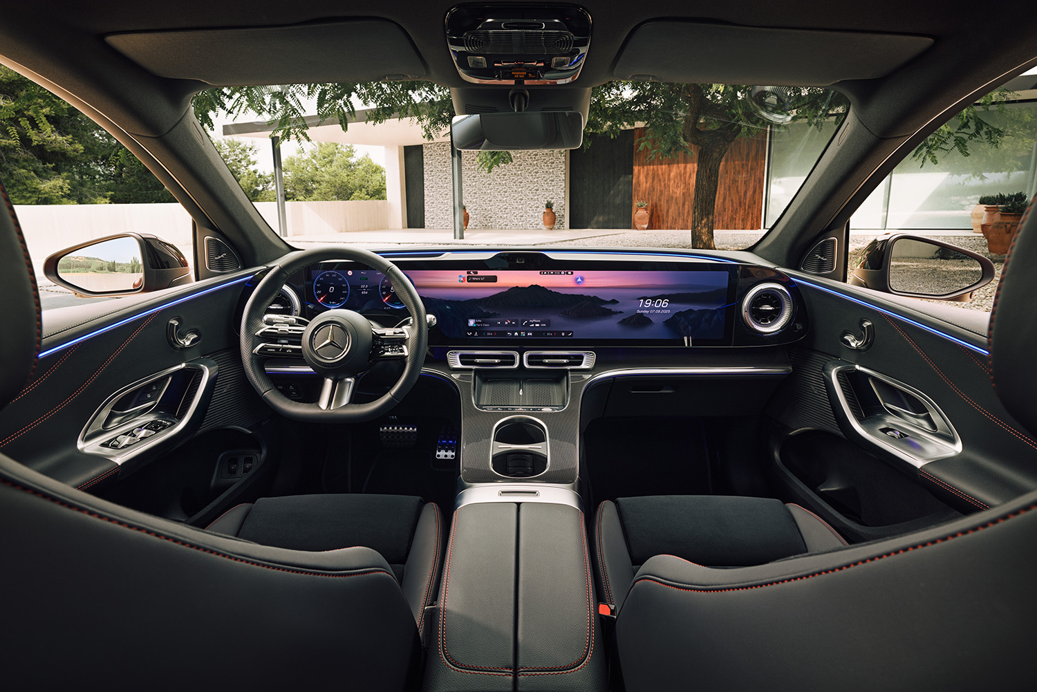 【光る場所が多すぎる】“天井イルミ”×“発光グリル”を採用した新型「GLC」発表。インパネには約1ｍの全面スクリーンを採用…26年発売へ