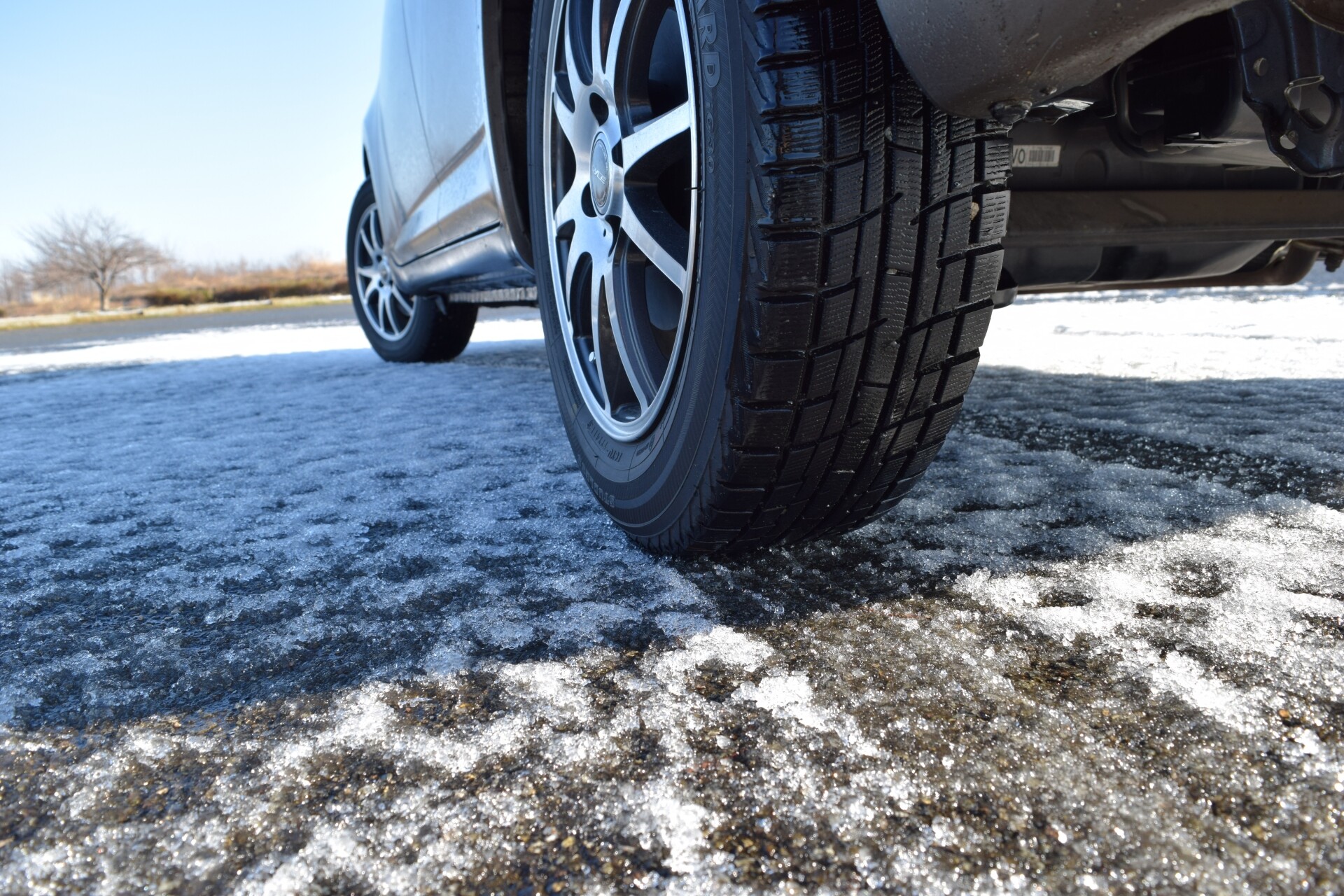 【劣化スタッドレスが原因で重大事故も】「まだ使える」は危険？ スタッドレスタイヤの“寿命サイン”を見逃すな。冬前に確認したい2つのポイント