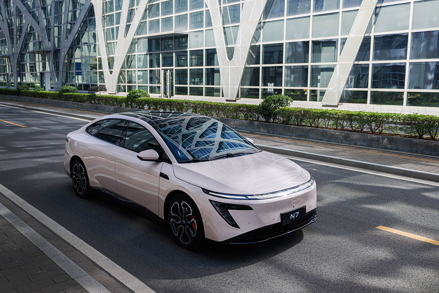 中国でBEVセダン「N7」が好調、日本ではPHEVの「N6」が本命？ 日産は“中国モデル”で世界を攻めるのか？