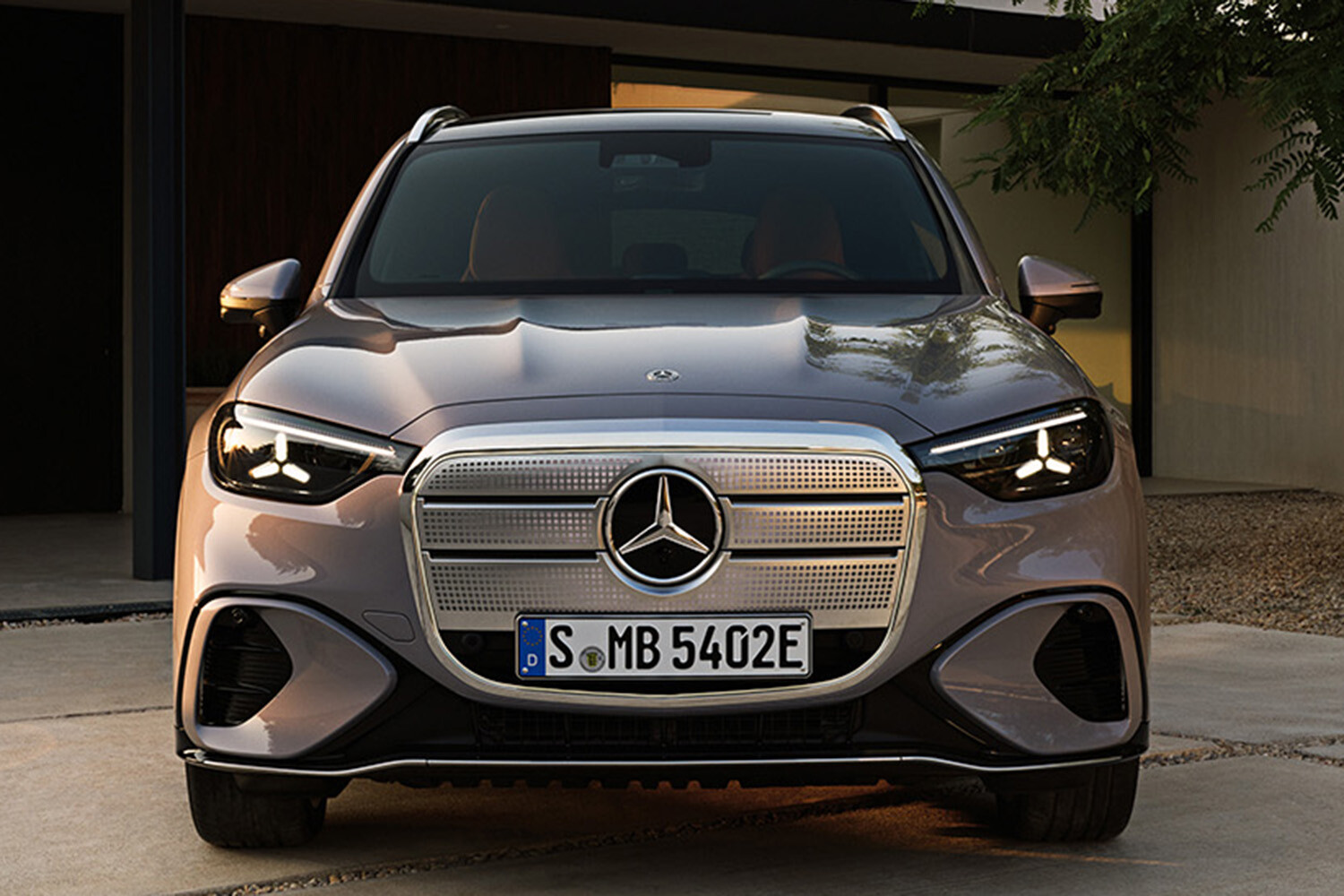 【攻めのメルセデス】新型「CLA／GLC」に加え、アルヴェル対抗と噂の「ビジョン V」や、「AMG GT XX」を日本初公開。JMS2025に次世代モデルが集結