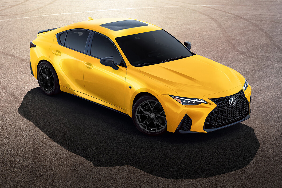 レクサス「IS」が生産終了に。世界のライバル相手に「先進技術」で戦ったコンパクトFRスポーツセダンの“波瀾万丈な歴史”