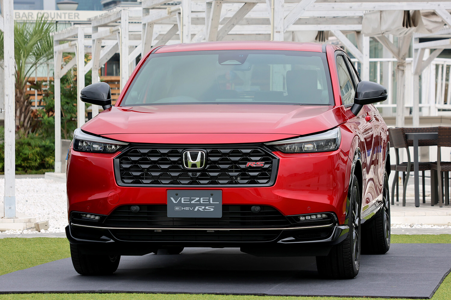 ホンダ「ヴェゼル」に「e:HEV RS」追加。専用サスペンション採用で機械式駐車場に対応、RS初の4WDを設定
