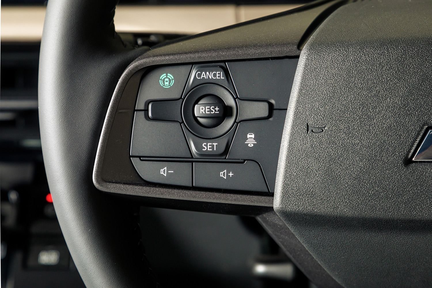 新型「ルークス」は王者「N-BOX」を明らかに意識も「デリカミニ」は“我が道”を貫くデザイン。兄弟車なのなぜにここまで違うのか