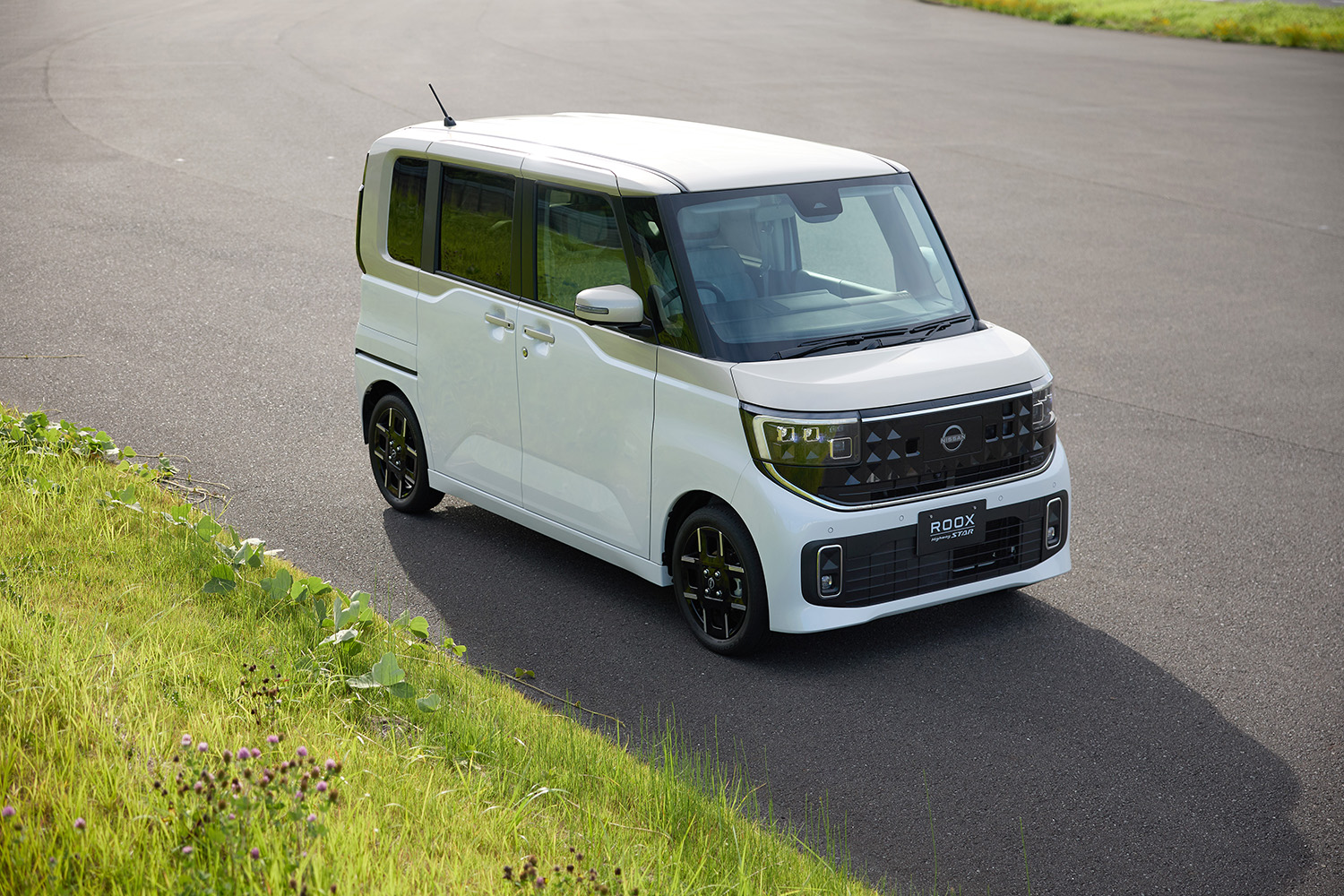 新型「ルークス」は王者「N-BOX」を明らかに意識も「デリカミニ」は“我が道”を貫くデザイン。兄弟車なのなぜにここまで違うのか