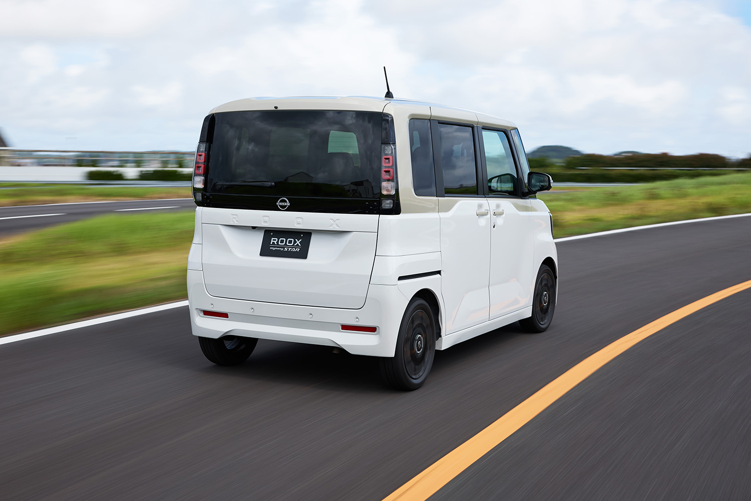 新型「ルークス」は王者「N-BOX」を明らかに意識も「デリカミニ」は“我が道”を貫くデザイン。兄弟車なのなぜにここまで違うのか