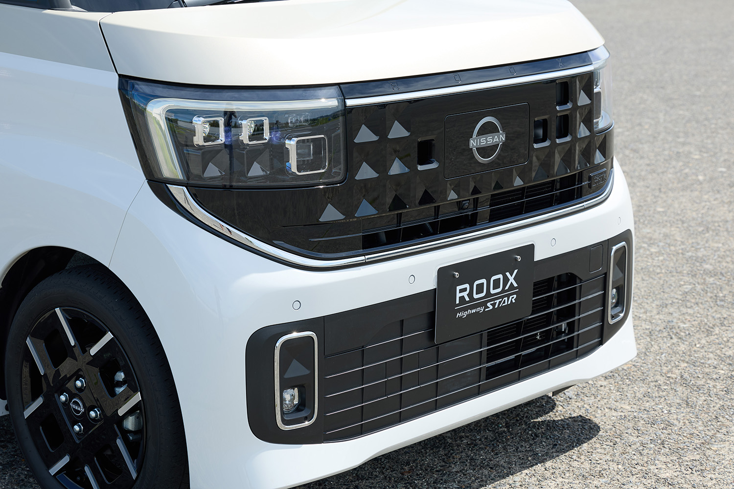 新型「ルークス」は王者「N-BOX」を明らかに意識も「デリカミニ」は“我が道”を貫くデザイン。兄弟車なのなぜにここまで違うのか