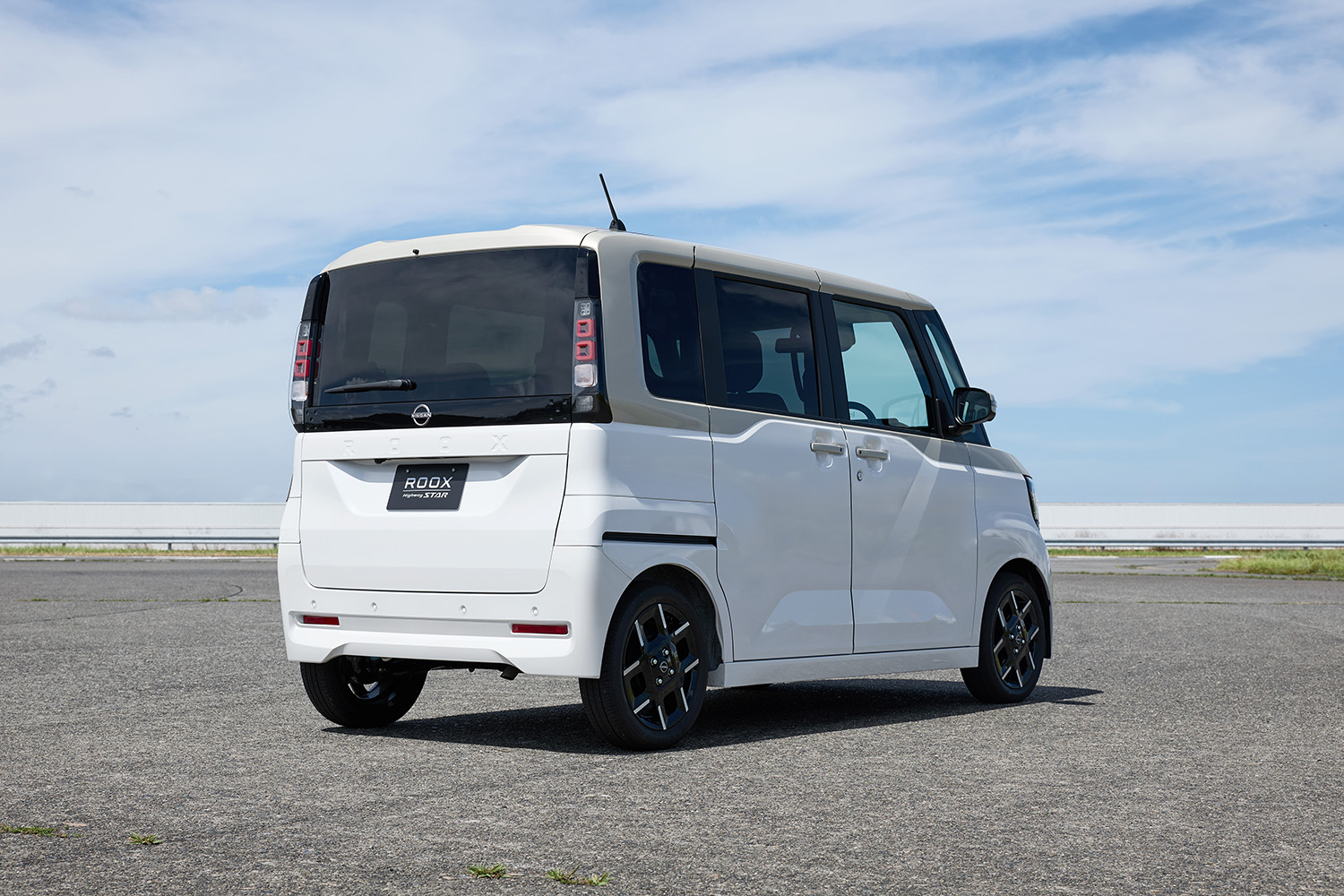 新型「ルークス」は王者「N-BOX」を明らかに意識も「デリカミニ」は“我が道”を貫くデザイン。兄弟車なのなぜにここまで違うのか