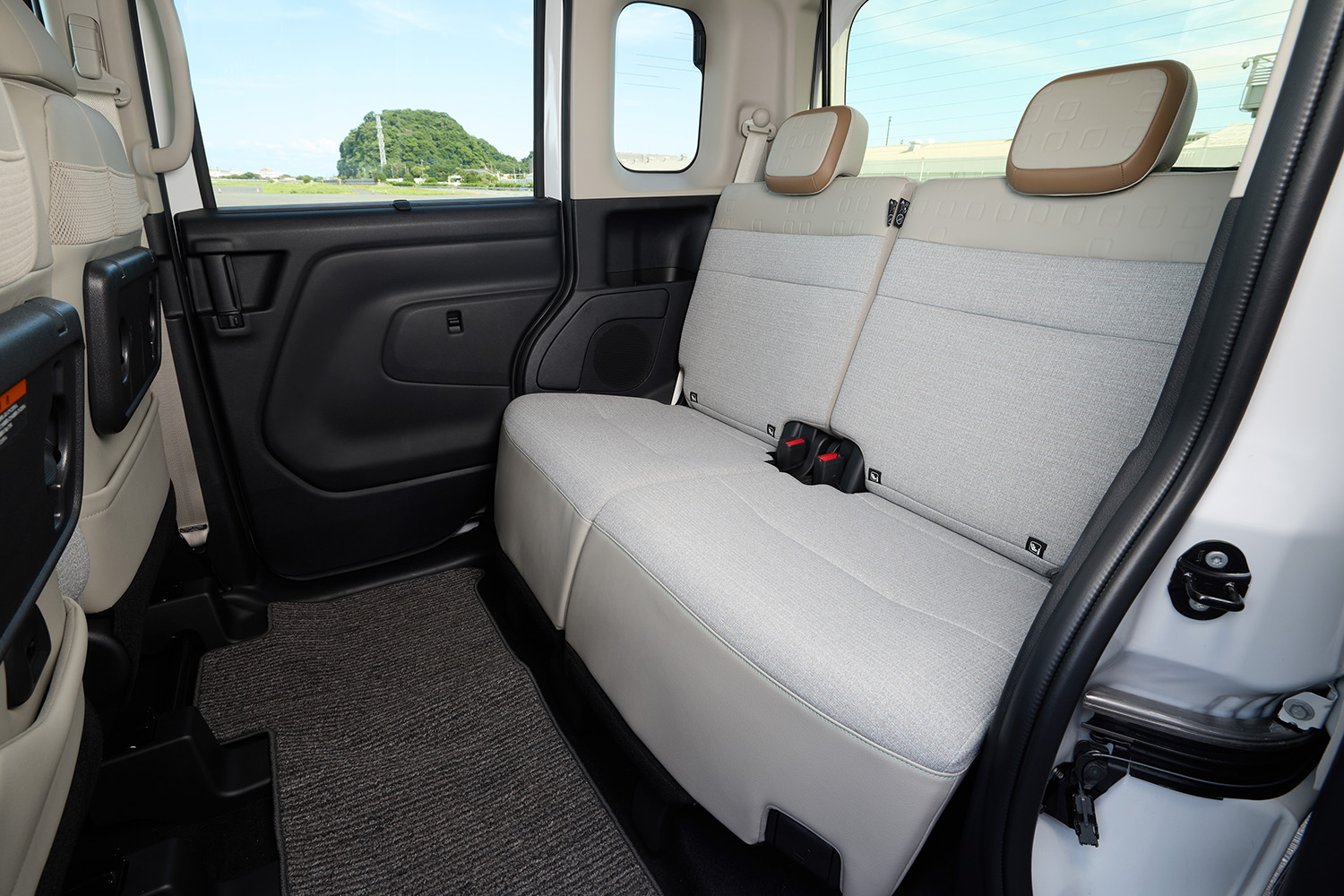 新型「ルークス」は王者「N-BOX」を明らかに意識も「デリカミニ」は“我が道”を貫くデザイン。兄弟車なのなぜにここまで違うのか
