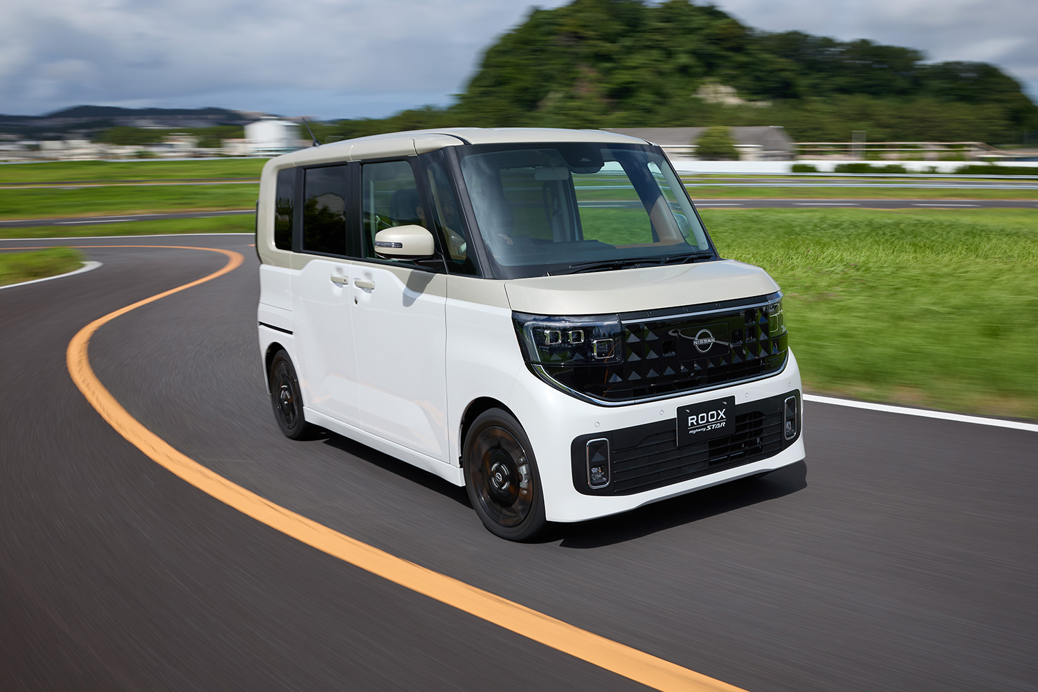 新型「ルークス」は王者「N-BOX」を明らかに意識も「デリカミニ」は“我が道”を貫くデザイン。兄弟車なのなぜにここまで違うのか