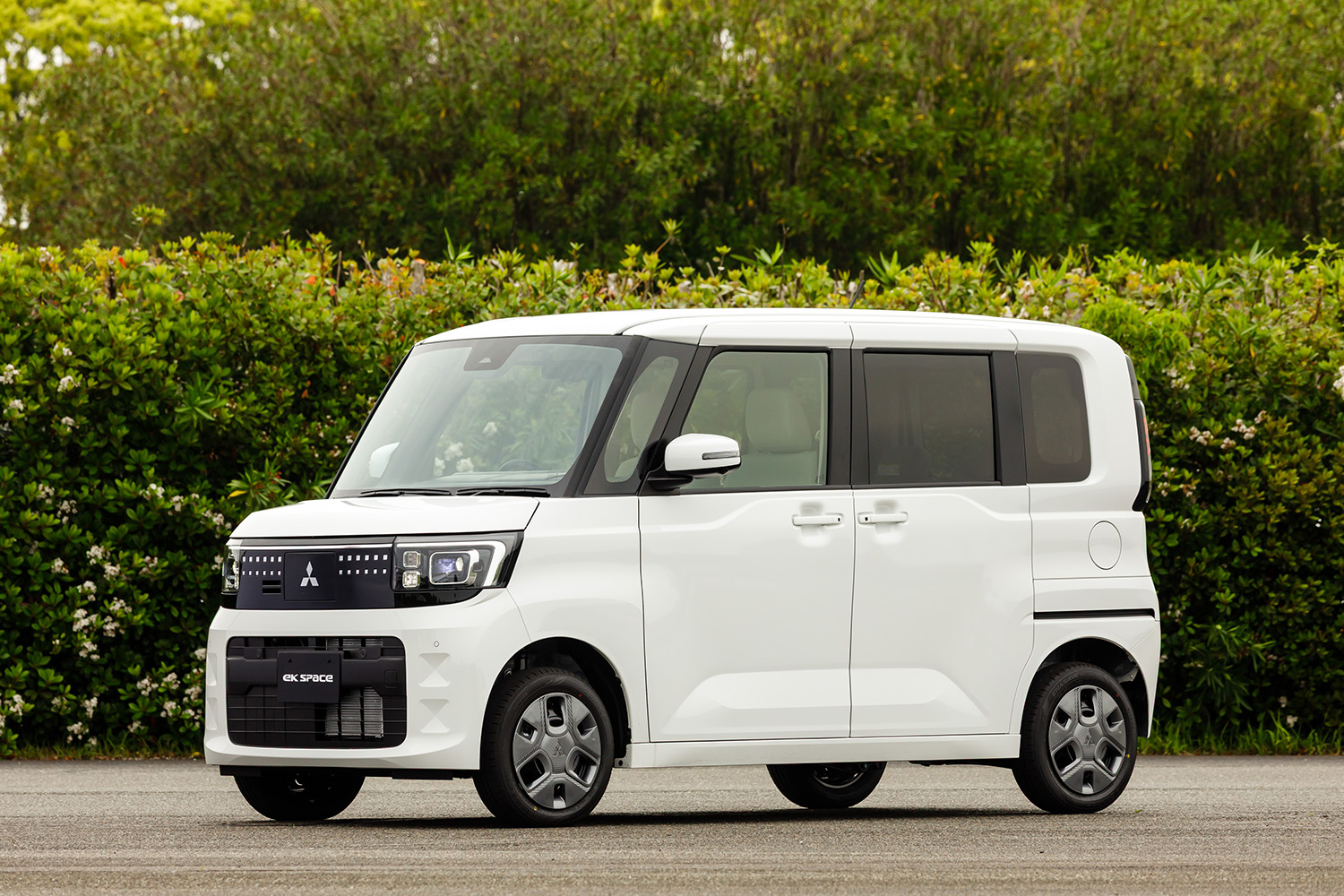 新型「ルークス」は王者「N-BOX」を明らかに意識も「デリカミニ」は“我が道”を貫くデザイン。兄弟車なのなぜにここまで違うのか