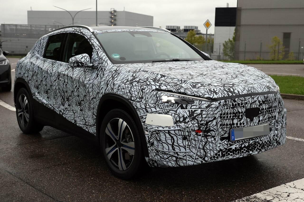 【テールデザイン判明】 新型メルセデス「GLA」は新型GLCと共通点多数。星型＆ループ状LEDを組み合わせたリアビューが斬新