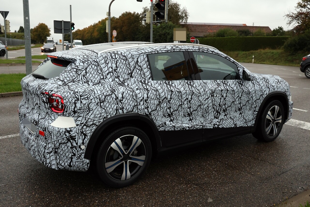 【テールデザイン判明】 新型メルセデス「GLA」は新型GLCと共通点多数。星型＆ループ状LEDを組み合わせたリアビューが斬新