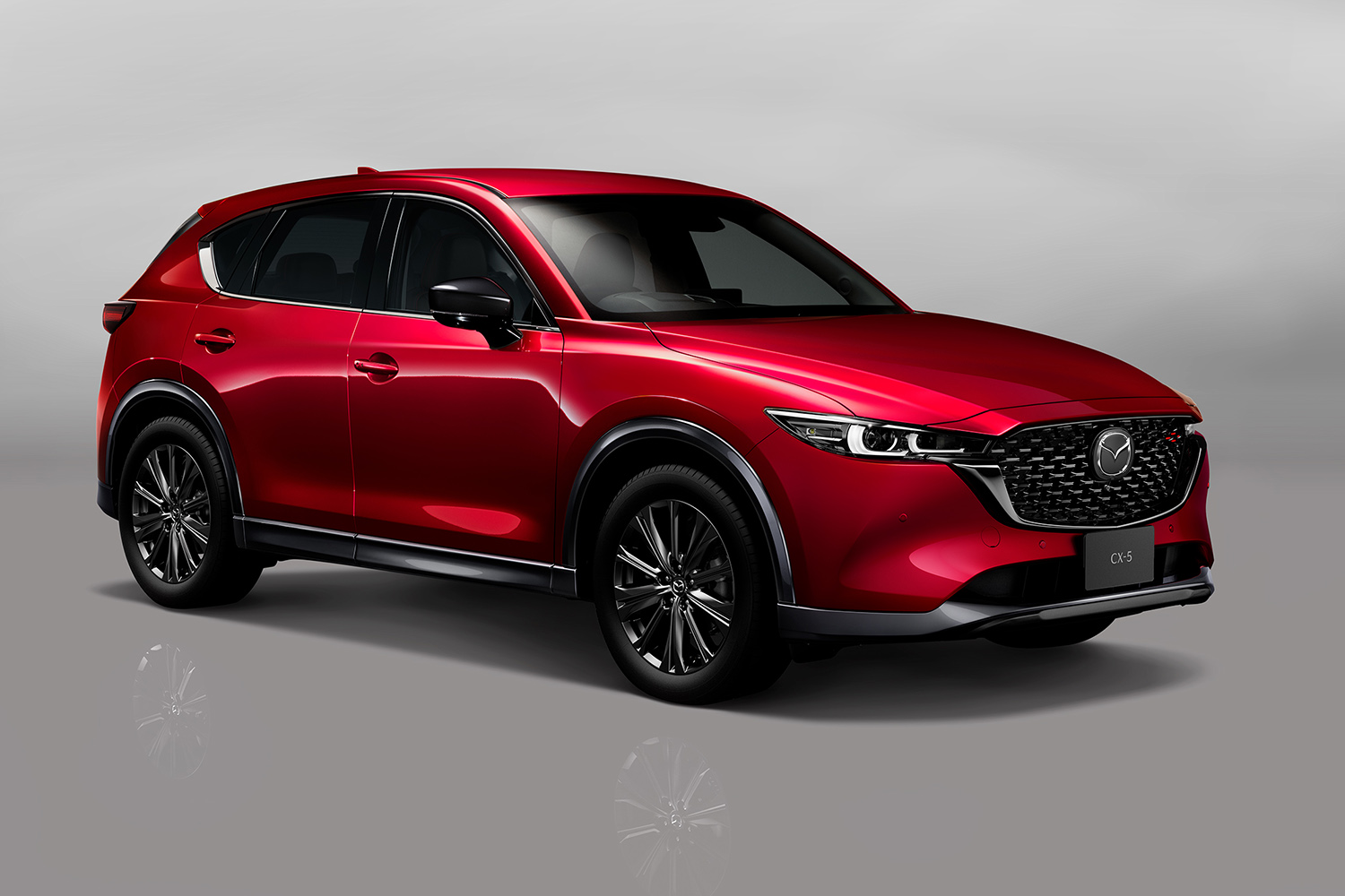 【新型も気になるが…】高コスパな現行「CX-5」と圧倒的ブランド力の「ハリアー」。人気の都市型ミドルSUV、比較のポイントは？