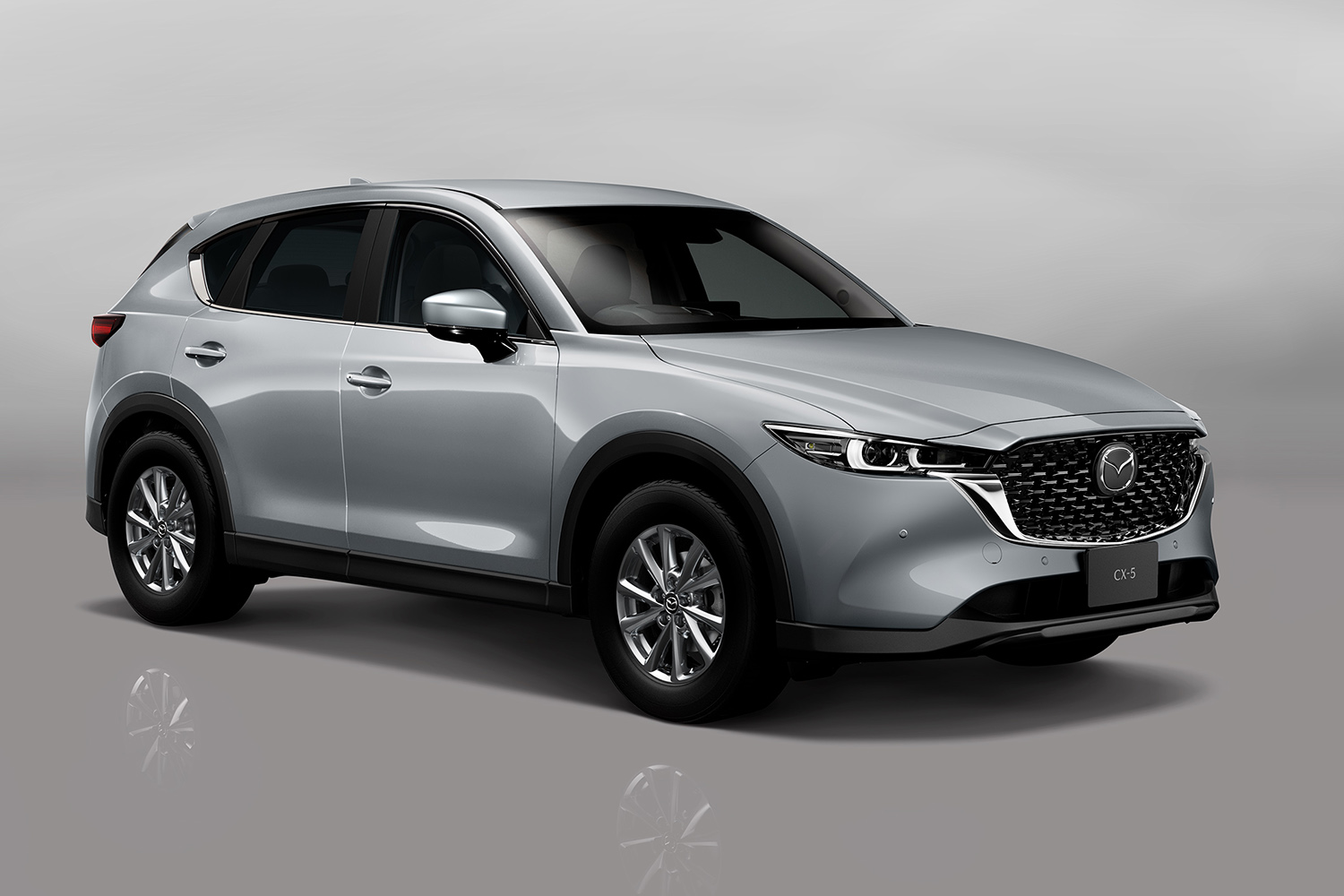 【新型も気になるが…】高コスパな現行「CX-5」と圧倒的ブランド力の「ハリアー」。人気の都市型ミドルSUV、比較のポイントは？