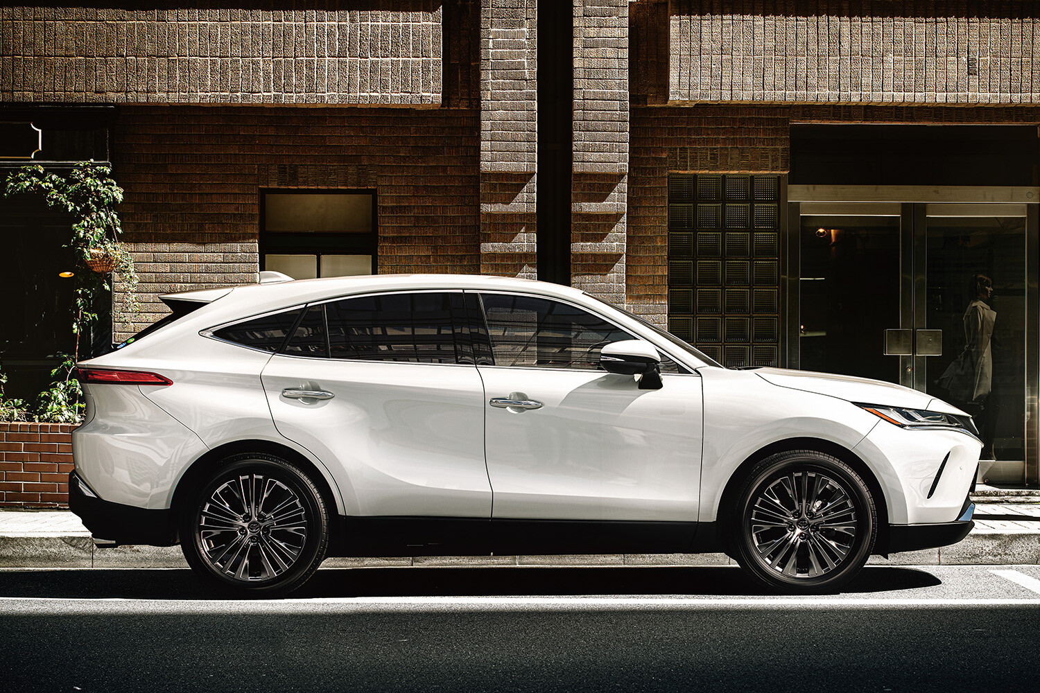 【新型も気になるが…】高コスパな現行「CX-5」と圧倒的ブランド力の「ハリアー」。人気の都市型ミドルSUV、比較のポイントは？