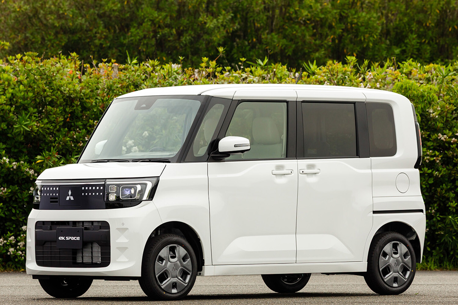 【全車200万円以下のベーシック路線】新型「eKスペース」10月29日発売開始。兄貴分「デリカミニ」とは異なる装備戦略の内容とは？