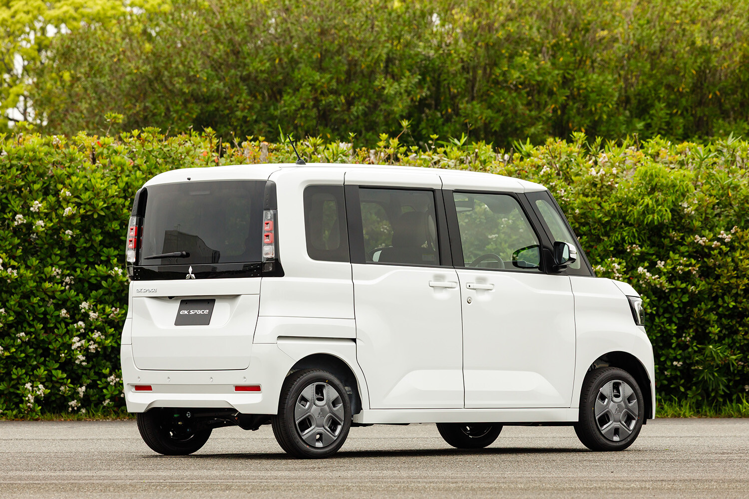 【全車200万円以下のベーシック路線】新型「eKスペース」10月29日発売開始。兄貴分「デリカミニ」とは異なる装備戦略の内容とは？