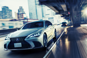 「セダンは乗り降りがしづらい」の声。「LS」一部改良も“SUV人気”で販売は低迷…“ミニバン化”で苦境脱出なるか？