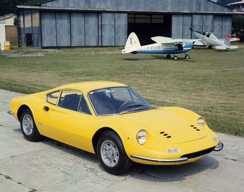 最新のフェラーリ「296スペチアーレ」は60年前の名車をオマージュ？ 往年の名作「ディーノ206／246」に思いを馳せる