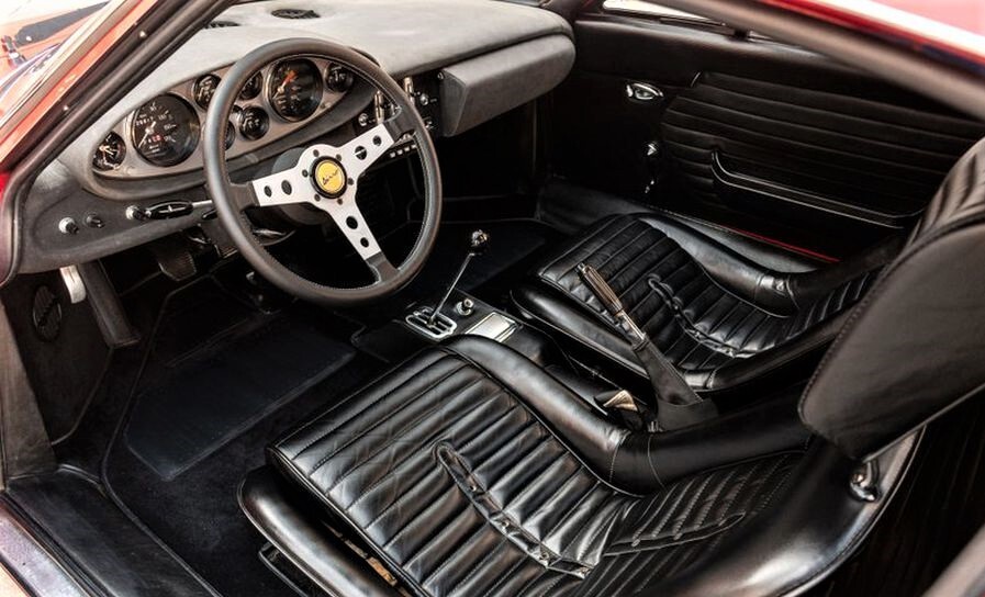 最新のフェラーリ「296スペチアーレ」は60年前の名車をオマージュ？ 往年の名作「ディーノ206／246」に思いを馳せる