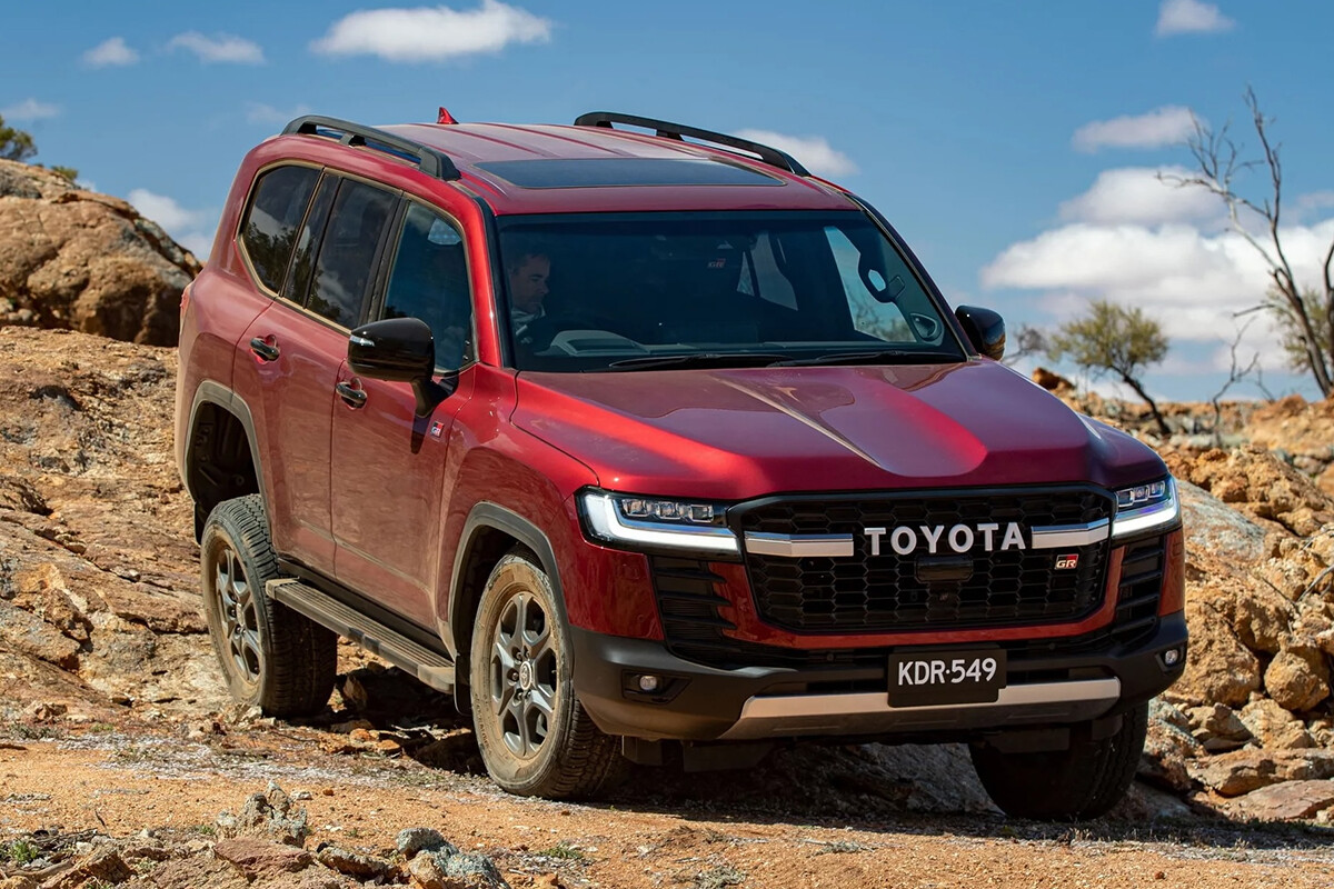 【聞けば納得？】販売首位は意外なあの国。「ランドクルーザー 300」のグローバル販売が興味深い結果に