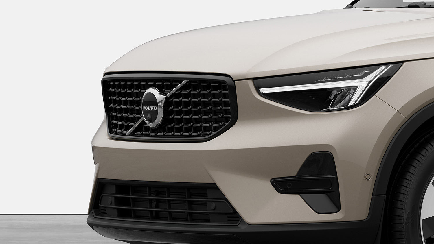 ボルボの人気SUV「XC40」に特別仕様車「ダークエディション」と100台限定の「サンドデューン」登場