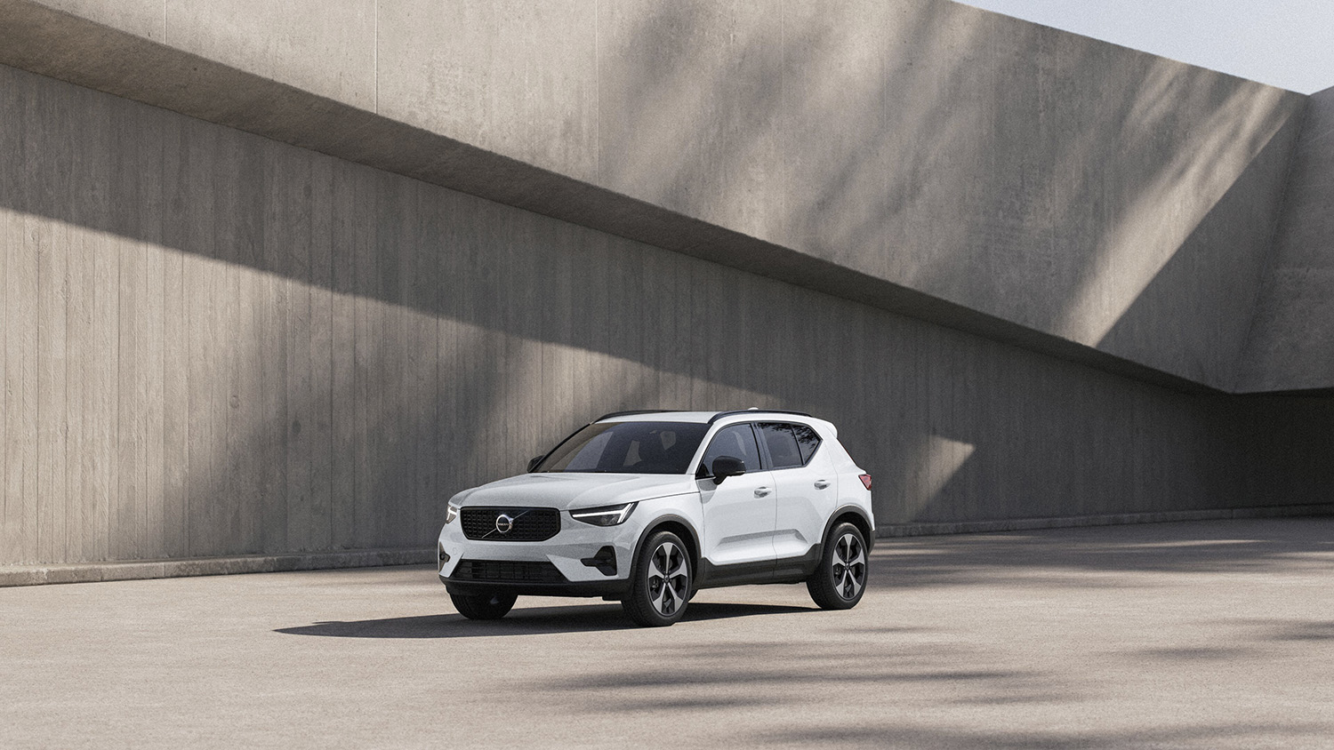 ボルボの人気SUV「XC40」に特別仕様車「ダークエディション」と100台限定の「サンドデューン」登場